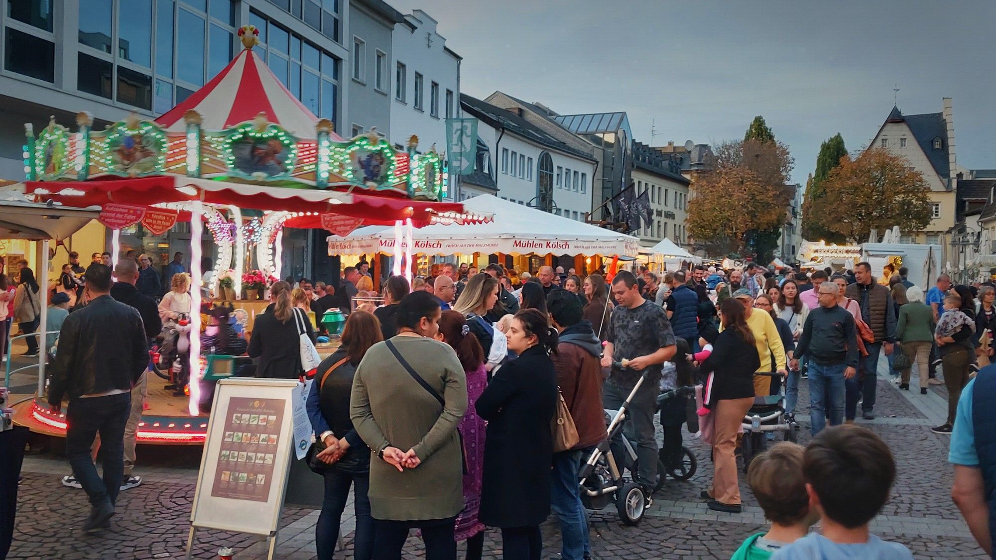 Belebter Herbstmarkt in einer Fußgängerzone